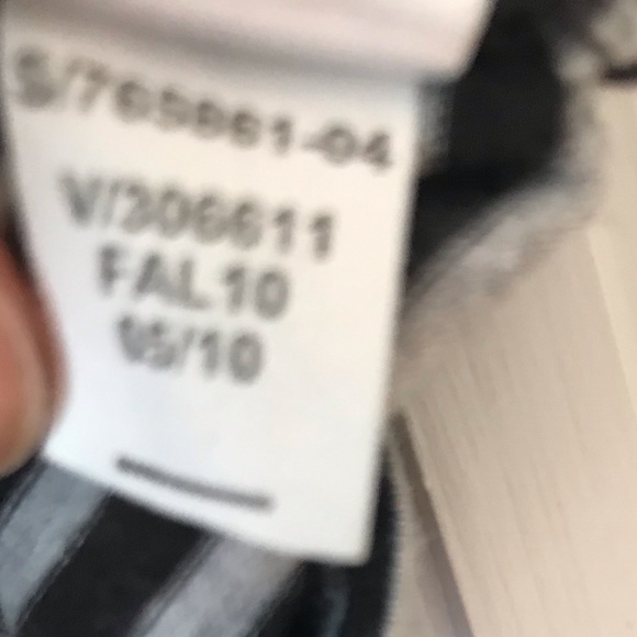 Gap size 6-7 black stripe long sleeve cotton tee in EUC. No defects, excellent! - Picture 4 of 5